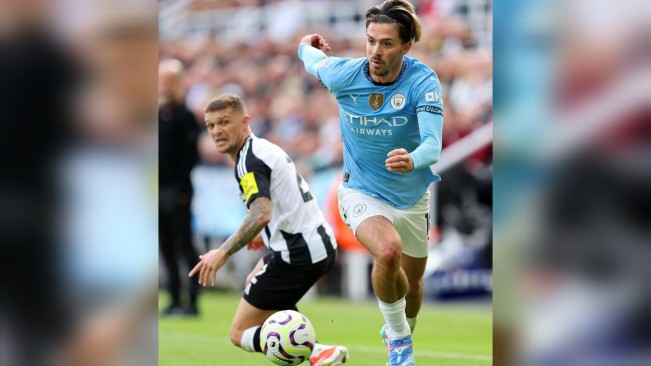 Jack Grealish melewati lawan. [Instagram]